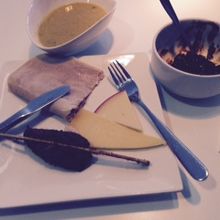 スープ、キーマカレー、チーズ、ハムです。