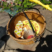 籠に入って届いた郭公団子とお茶。