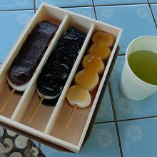 小豆餡、ごま餡、みたらし団子が一串ずつ＋お茶で４００円也。