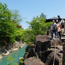 郭公団子が入った籠が、厳美渓を渡って飛んでくる様子。（笑）