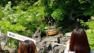 空飛ぶ団子のパフォーマンスのほか、厳美渓対岸のお店にはお座敷もあり