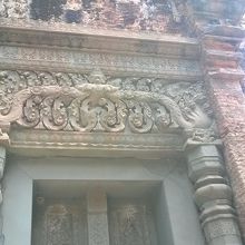 プリア・コー寺院のリンテルですが、ガルーダの彫刻であり。