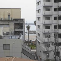 マンションの隙間から辛うじて海が観える