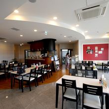 中はカフェ風　昼食によっても良い雰囲気