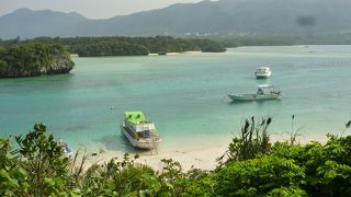 海のエメラルドグリーン色のグラデーションが最高 