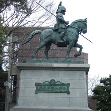 築城主・山内一豊公の銅像