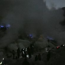 夜明けが近い、イジェン火口のブルーファイヤー／青い炎