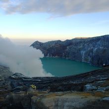 イジェン火口のカルデラ湖