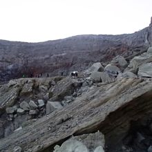 頂上〜カルデラ湖の斜面を上り下りする