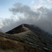 冷たい強風が吹いていた、夜明け後の火山頂上の景色