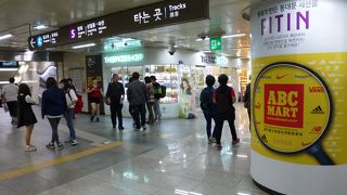 地下にお店がたくさんあります