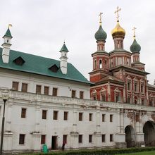 門の上のポクロフスカヤ教会（ノヴォデヴィチ修道院）