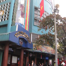 ティケットは1階の左に