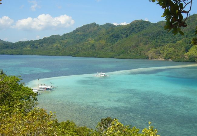 干潮時にパラワン本島に砂州でつながる島