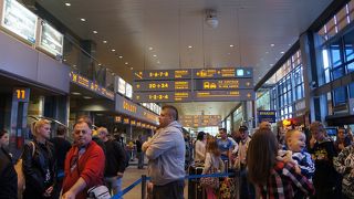 こじんまりとしたターミナルだが人は多い