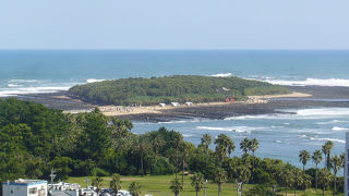 青島バイパスにある展望台から青島を見降ろす