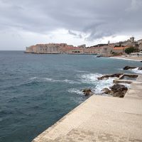 この日は天気が悪く、冬の日本海のような荒波が。。