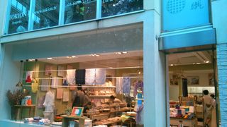 今治タオルのお店。やや狭い分だけ、品数が限られます。