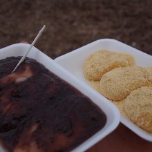 あんころもちときなこもち。各200円