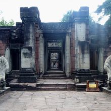 竜王橋を渡った先の塔門