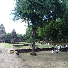 参道、地元の学生が写生大会をしていた