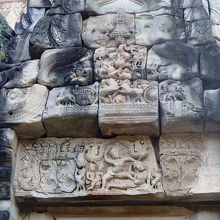 中央祠堂の東側入口上のレリーフ