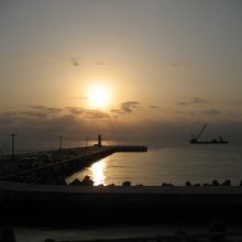 港の夕日は旅情感を掻き立てられます