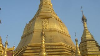 ﾔﾝｺﾞﾝ中心部にある仏塔