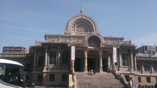 屋根をイメージした本願寺