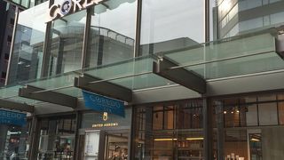 モダンなショッピングフロア