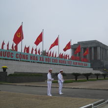 赤い国旗と衛兵の白