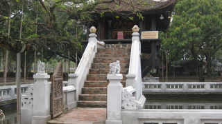 ホーチミン博物館のすぐ近くの小さなお寺