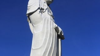 晴れた日に行くと、青空に白い観音が美しい！