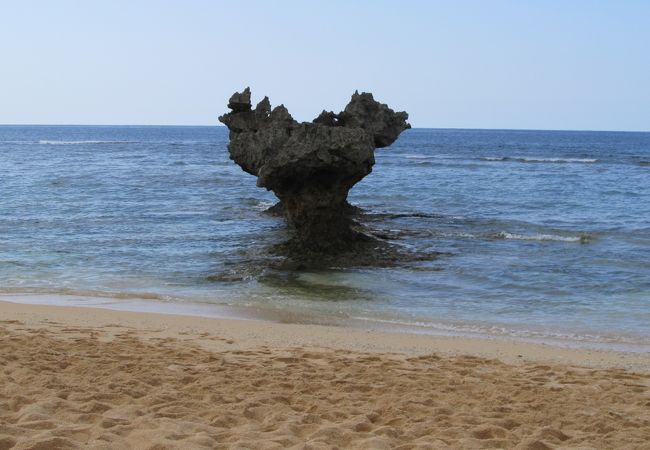 2つの岩が重なりハート型に見えるポインがあります。