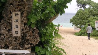 浅瀬でカラフルなビーチ