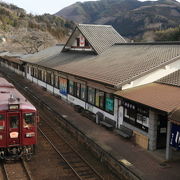 駅のホームに温泉！