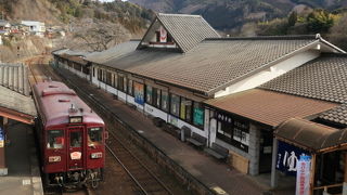 駅のホームに温泉！