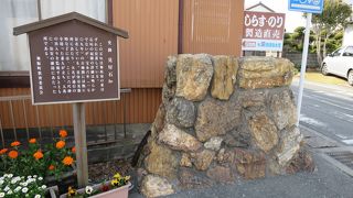 住宅街に石垣がありました。