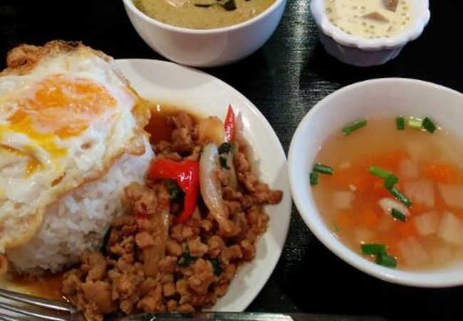 外苑前でグリーンカレー&ガパオセット