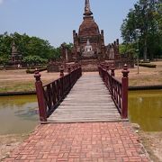 池に浮かぶ島にある寺院