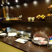 ホットミールはスクランブルエッグとソーセージ、パンは美味しい