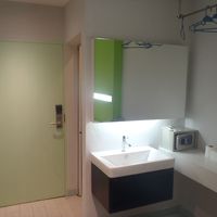 バスルームの外側に洗面台があります