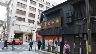 三越の真向いです