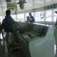 操舵室では船長気分も