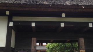 近世の農村生活を彷彿とさせる茅葺の民家です。