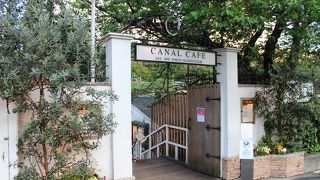 都心にある水辺のカフェ