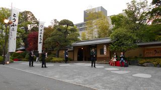 東京タワ−を見上げる日本庭園と閑静な食事室で和食を楽しみました。