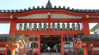 神楽坂の中間に位置する徳川時代の名刹