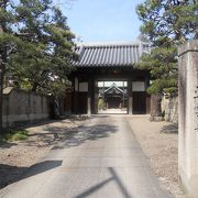 東秀院と道仁寺の間に建っています