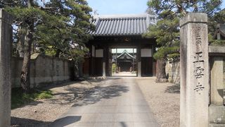 東秀院と道仁寺の間に建っています